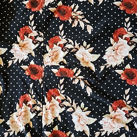 2 STUNNING LULAROE CHARLIE BROWN CHARLIE FLORAL BUTTON UP SHIRTS - Picture 10 of 15